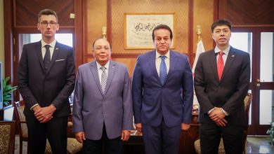 صورة وزير الصحة وشركة «Hinacom» الصينية يبحثان تطوير النظم والخدمات إلكترونيا