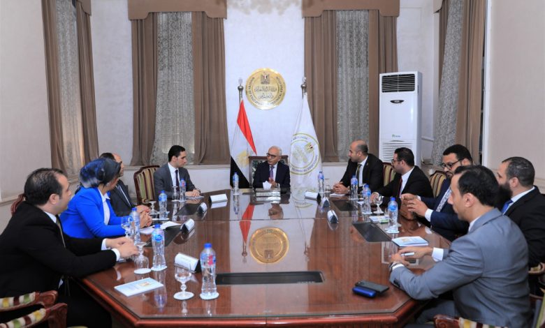وزير التربية والتعليم يلتقي وفد تنسيقية شباب الأحزاب والسياسيين