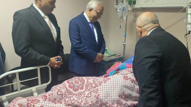 صورة “حجازى ” يزور إحدى الطالبات بالشرقية بعد إصابتها بإعياء داخل المدرسة