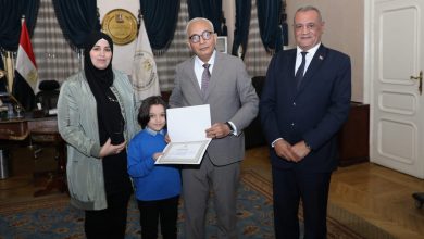 صورة طفل المنصورة المعجزة يرفع راية مصر فى مسابقة الحساب الذهني بتايوان