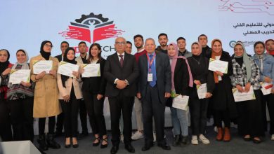 صورة وزير التربية والتعليم يكرم أوائل الدبلومات الفنية