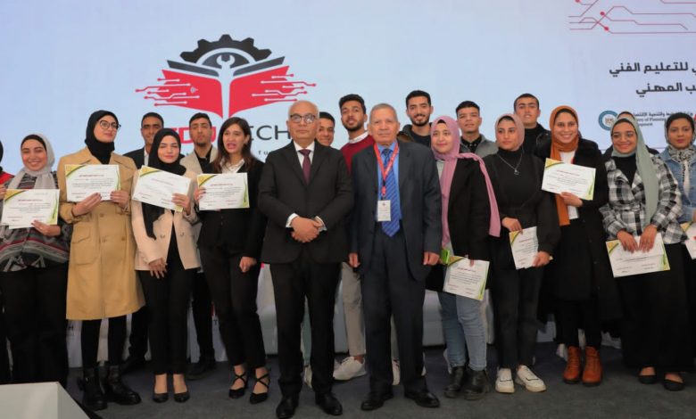 وزير التربية والتعليم يكرم أوائل الدبلومات الفنية