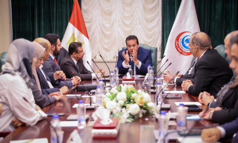 وزير الصحة يلتقى وفدًا من المجلس العماني للاختصاصات الطبية