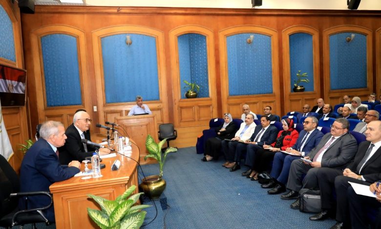 وزير التعليم يستعرض الاجراءات التنظيمية للامتحانات