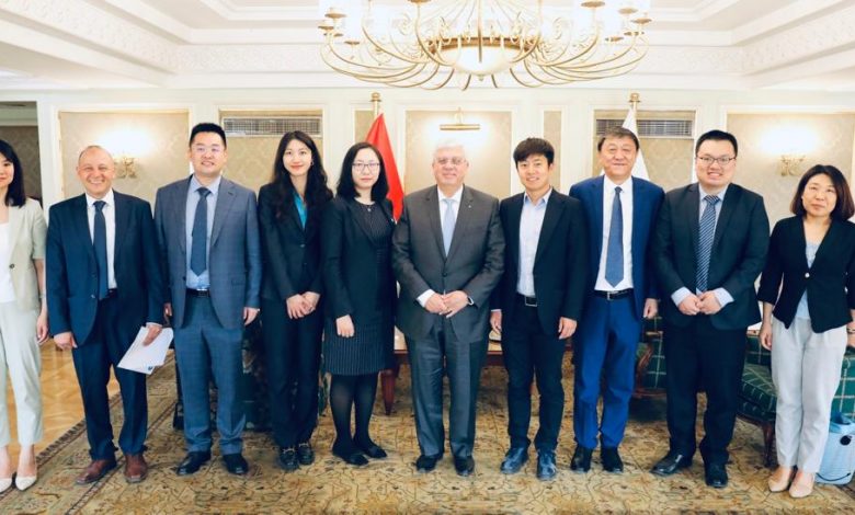 لقاء وزير التعليم العالي بوفد كليتي تيانجين الصينية وشركة أفيك