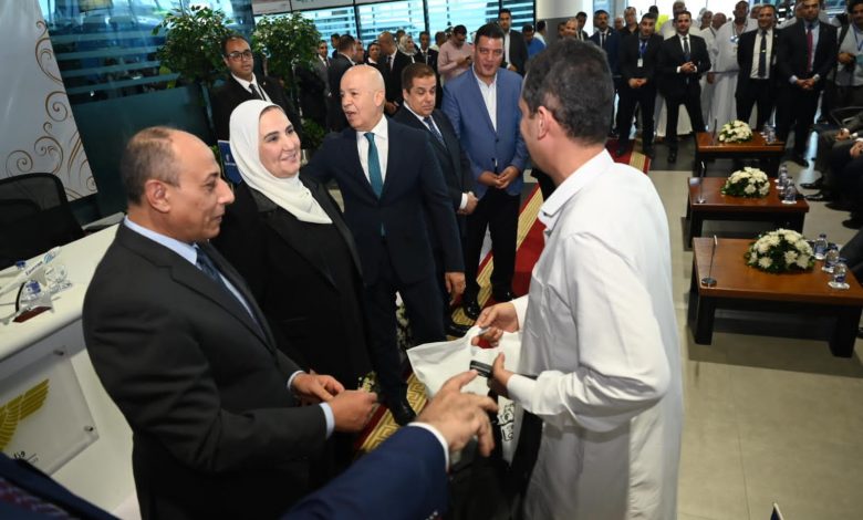 وزيرة التضامن تودع أول أفواج حجاج بيت الله الحرام من مطار القاهرة الدولي