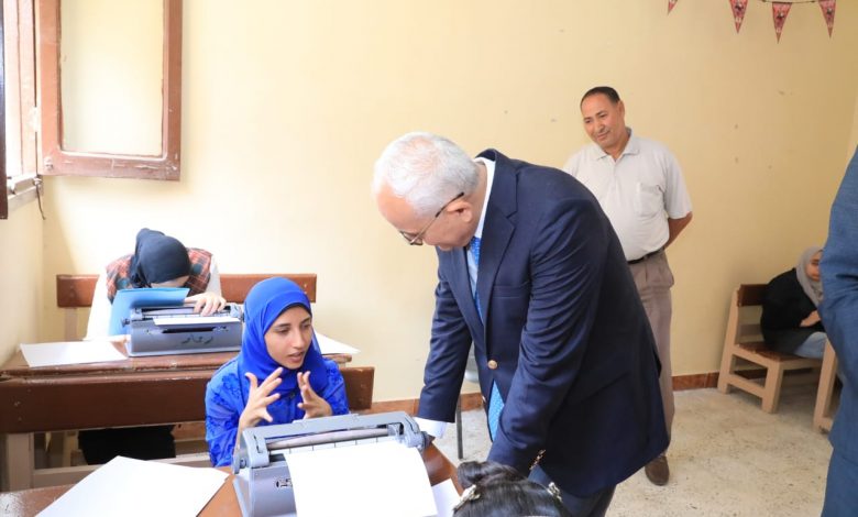 وزير التعليم "حجازى "يتابع امتحانات الثانوية العامة بمدرسة النور للمكفوفين فى الاسماعيلية