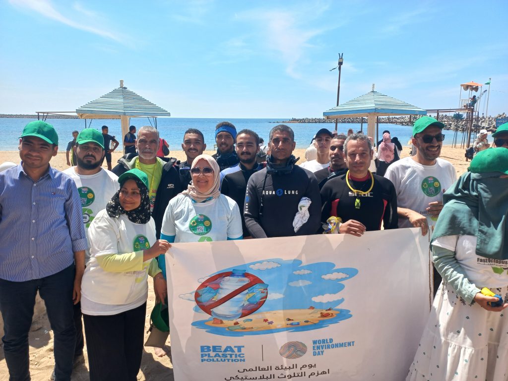 فريق غواصو الخير أثناء حملة تنظيف شاطئ السرايا بالأسكندرية