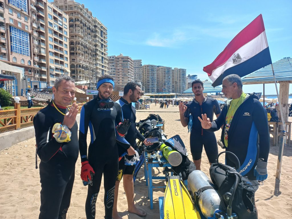 غواصو الخير وحملة تنظيف شواطئ الأسكندرية