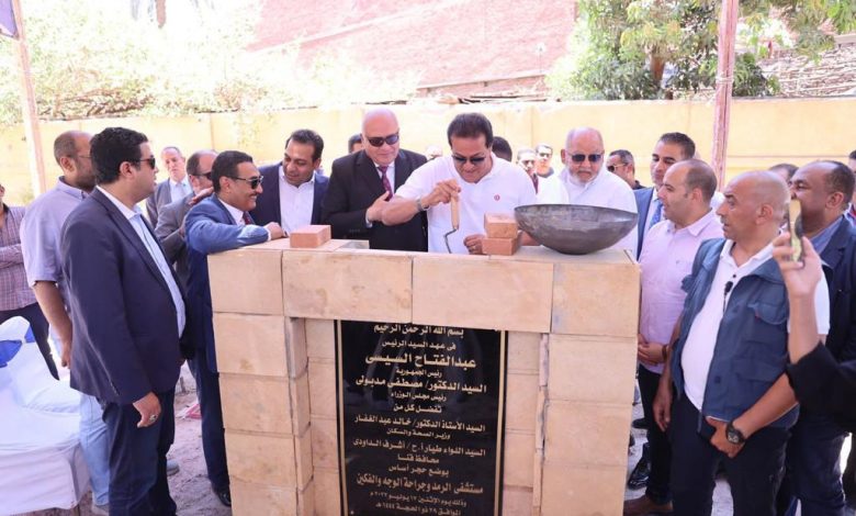وزير الصحة يضع حجر الأساس لمستشفى الرمد التخصصي بمحافظة قنا