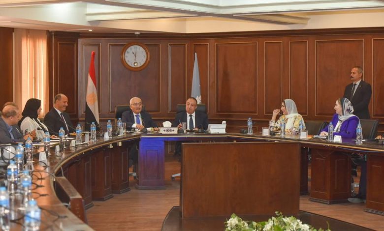 وزير التعليم ومحافظ الإسكندرية يعقدان اجتماعًا مع قيادات التعليمية بالمحافظة