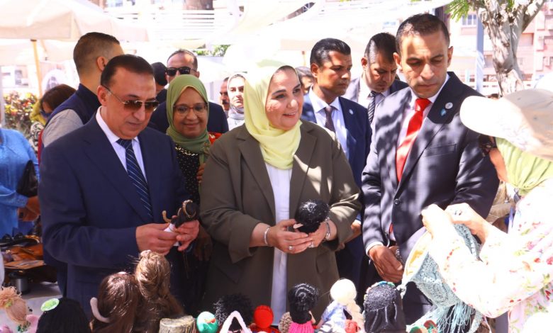 وزيرة التضامن ومحافظ الأسكندرية يفتتحان معرض "فيمي هيلث بازار"