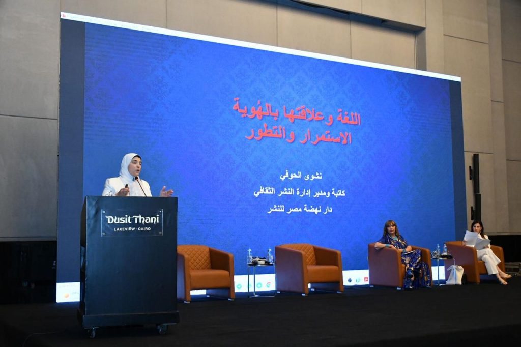 الدكتورة نشوي الحوفي الكاتبة ومدير إدارة النشر الثقافي