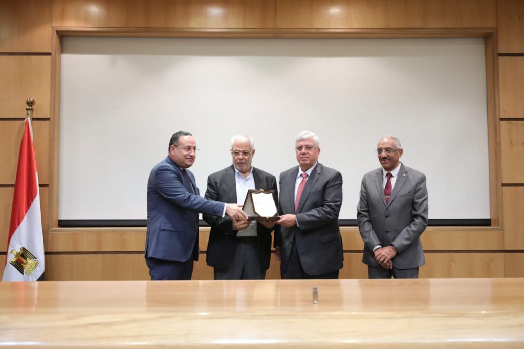 وزير التعليم العالي ورئيس جامعة الإسكندرية يكرمان رموز المجتمع المدني و الأعمال