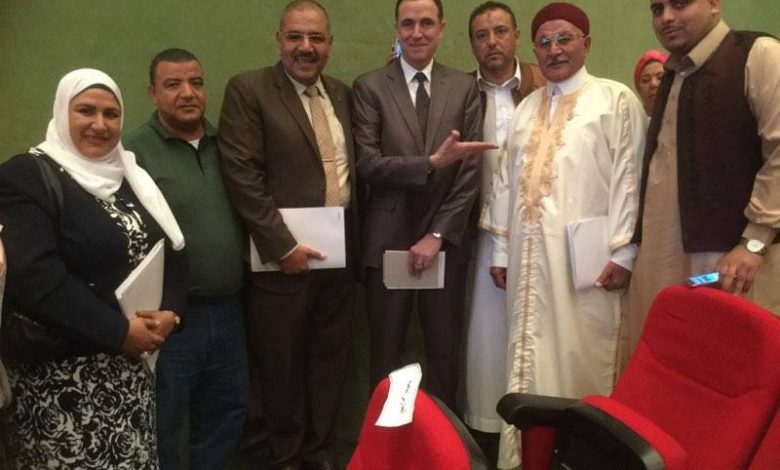 دكتور احمد الجيوشى يتوسط وفد مطروح المشارك فى مؤتمر الحوار المجتمعي حول تطوير التعليم