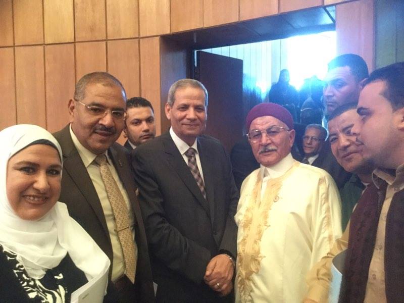 وفد مطروح يلتقط صورة تذكارية مع نائب وزير التربية فى مؤتمر الحوار المجتمعى لتطوير التعليم 