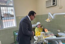 صورة وزير الصحة ونظيره الكوبي يتفقدان أحد مراكز الرعاية الأولية
