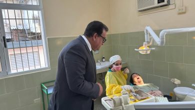 صورة وزير الصحة ونظيره الكوبي يتفقدان أحد مراكز الرعاية الأولية