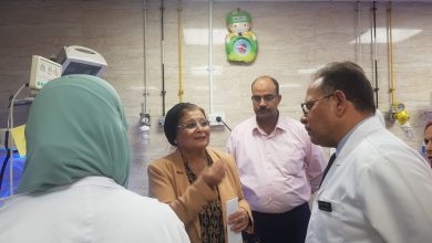 صورة نائب وزير الصحة تشيد بجهود تلافي الولادات القيصرية فى مستشفى سوهاج العام