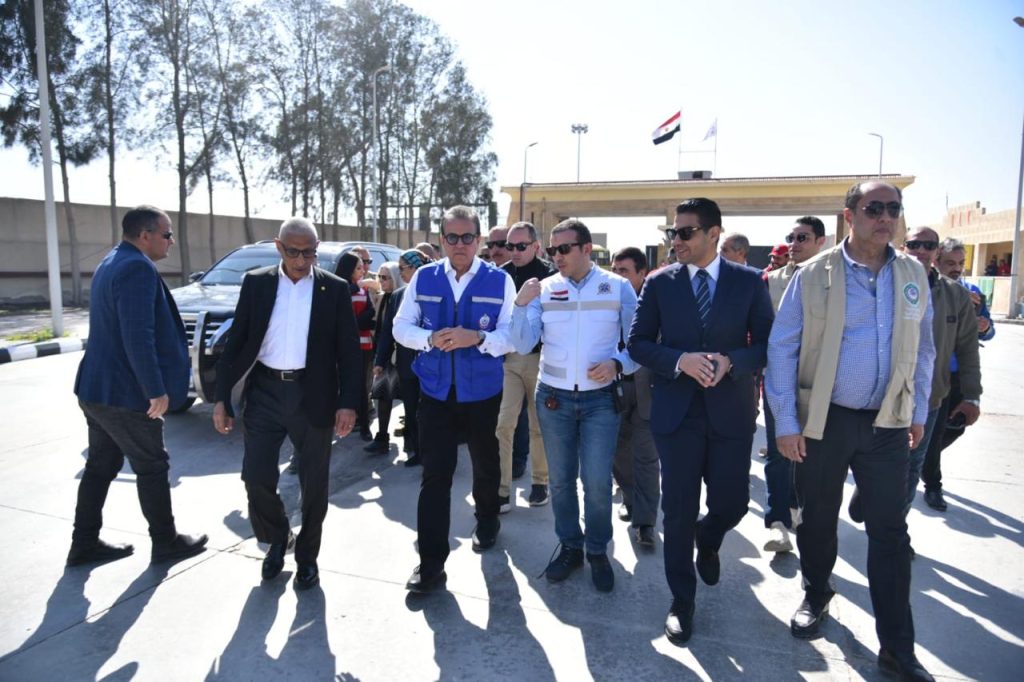 وزيرا الصحة والتضامن يتفقدان الحالة الصحية للمرضى والمصابين بمعبر "رفح "البري