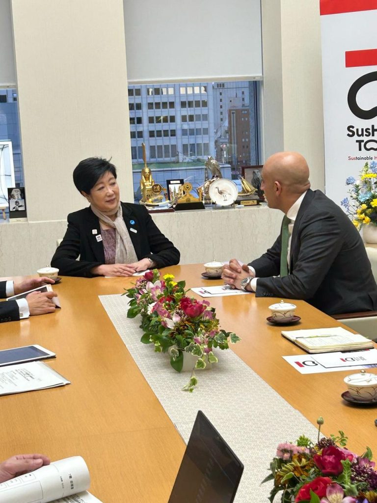 يوريكو كويكي حاكمة طوكيو تستقبل وزير التربية والتعليم 