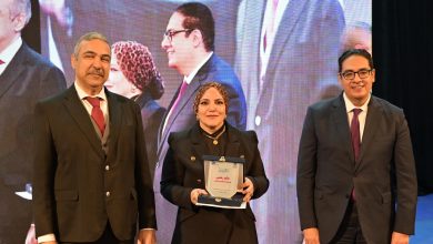 صورة جامعة القاهرة تكرم جريدة “عالم رقمى”