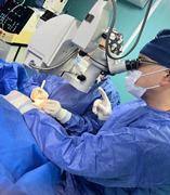 صورة خبير عالمي يجري جراحات مجانية لمرضى المياه الزرقاء ب”مستشفى رمد إمبابة”