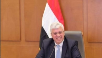 صورة وزير التعليم العالي يهنئ الأخوة الأقباط ب”عيد القيامة المجيد”