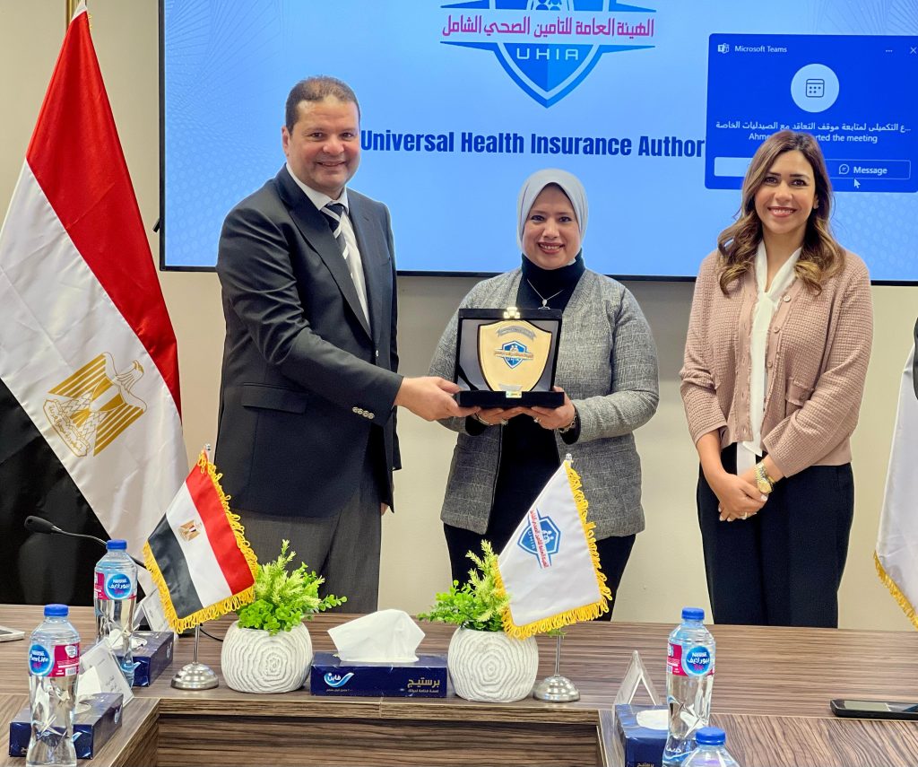 رئيس مجلس إدارة الهيئة العامة نائب رئيس مجلس إدارة الهيئة العامة للتأمين الصحي الشامل يكرم مديرة فرع بورسعيد السابقة