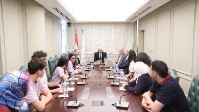 صورة وزير التربية والتعليم يلتقي ممثلين لطلاب مدارس النيل الدولية
