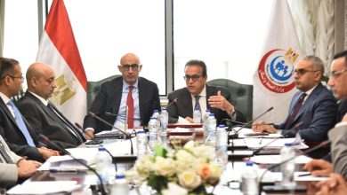 صورة “عبد الغفار “و”عبد اللطيف”يناقشان تعديل قانون التعليم