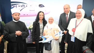 صورة وزراء التضامن والأوقاف والطيران يودعون أول أفواج “حجاج بيت الله”