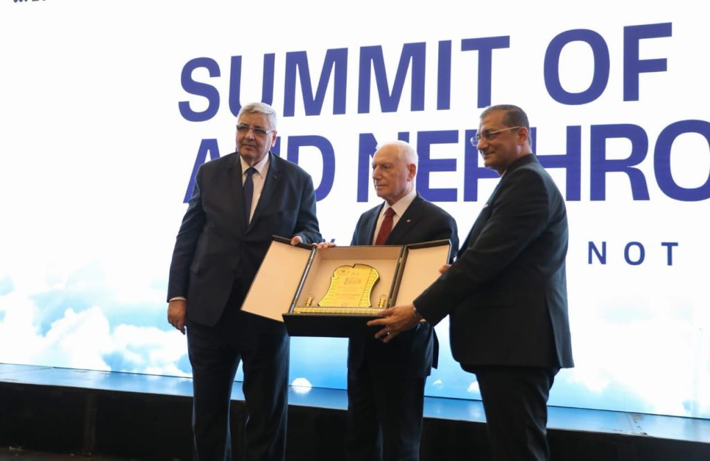 تكريم الدكتور محمد هيبرال الخبير بأمراض جراحة وزراعة الكلى بدولة تركيا