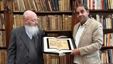 صورة مكتبة “الامبروزيانا”الايطالية تهدى رئيس جامعة بورسعيد تذكارا