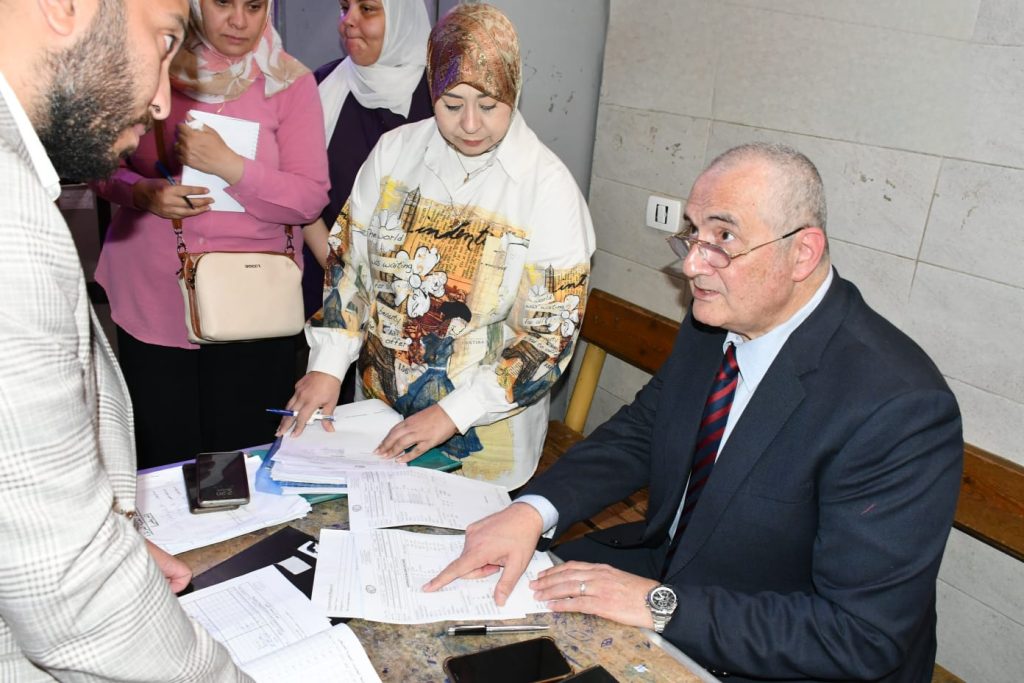 رئيس هيئة المستشفيات والمعاهد التعليمية في زيارة مفاجئة لأحمد ماهر والجمهورية 