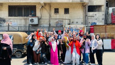 صورة ب”الطربوش”..معلم يُدخل البهجة على طلاب الثانوية بروح الماضي