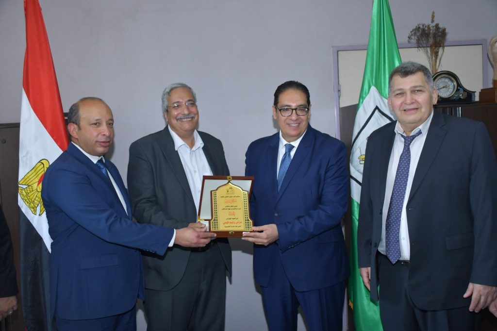 رئيس جامعة القاهرة فى جولة تفقدية لمستشفى قصر العيني التعليمي الجديد "الفرنساوي"