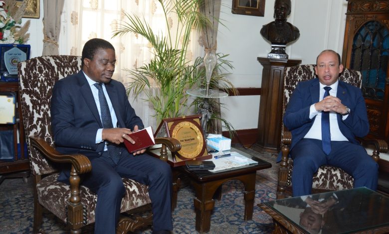 “قصر العيني” يستقبل سفير كوت ديفوار لبحث إطلاق البرنامج الفرنسي الطبي “KAF”