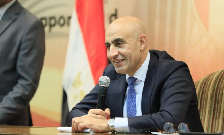 محمد عبد اللطيف وزير التربية والتعليم أثناء لقائه مع محررى الصحف والمواقع الإلكترونية