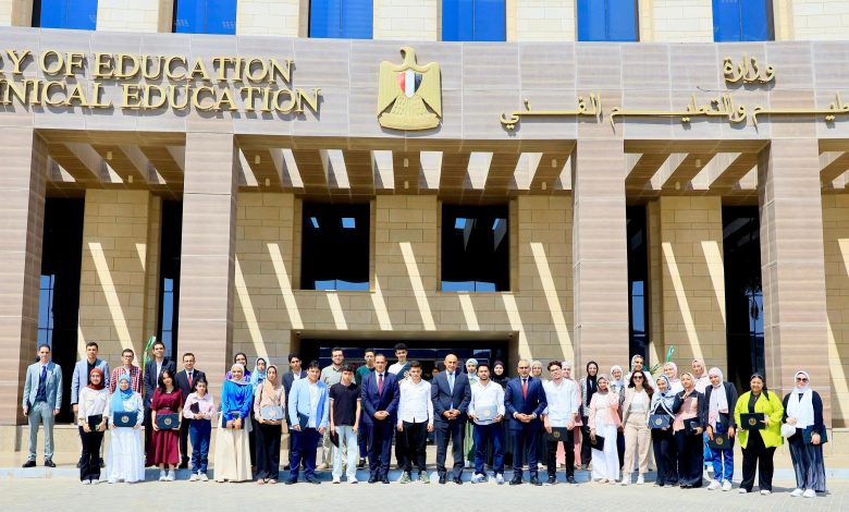 وزير التربية والتعليم يكرم أوائل الثانوية العامة على مستوى الجمهورية