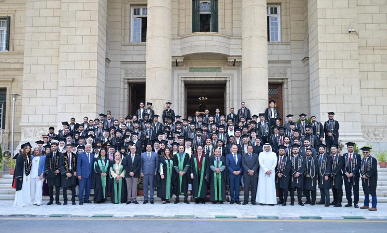 رئيس جامعة القاهرة يشهد تخرّج الدفعة 97 من "الطلاب الوافدين" بطب الأسنان