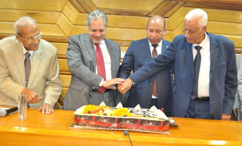 قصر العيني تكرم الدكتور شريف مختار والأستاذ الدكتور حسام موافي