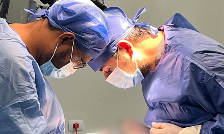 نجاح أول جراحة دقيقة لاستئصال ورم بالمخ باستخدام المايكروسكوب الجراحي في "مستشفى أسوان التخصصي"