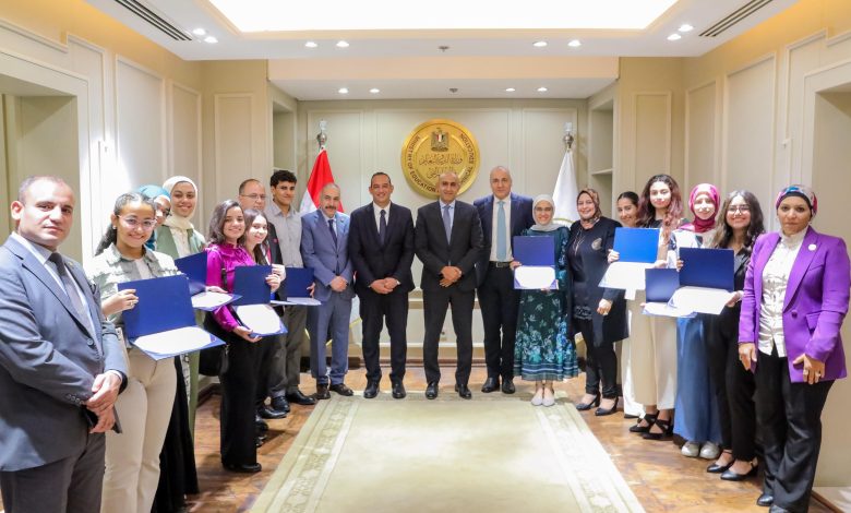 وزير التعليم يكرم أوائل مدارس النيل المصرية الدولية