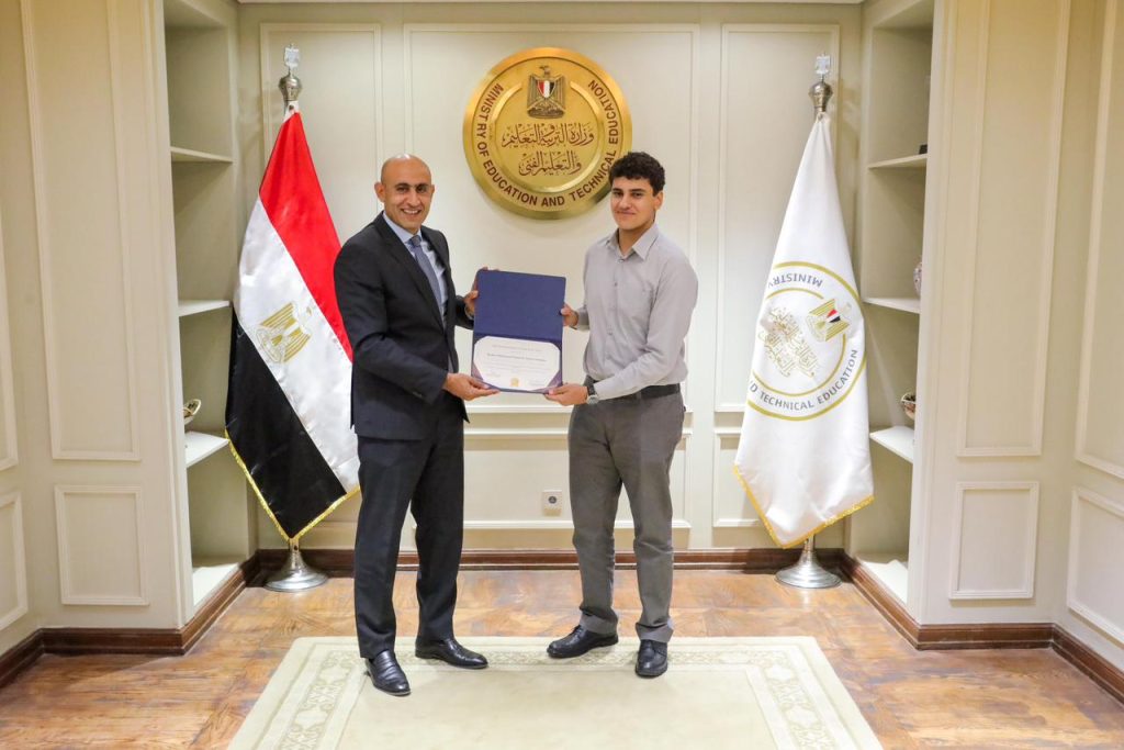 وزير التعليم يكرم أوائل مدارس النيل المصرية الدولية