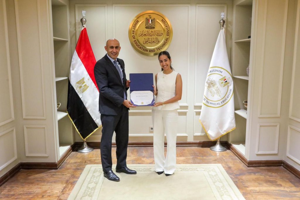 وزير التعليم يكرم أوائل مدارس النيل المصرية الدولية
