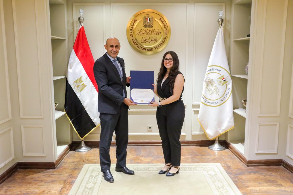 وزير التعليم يكرم أوائل مدارس النيل المصرية الدولية