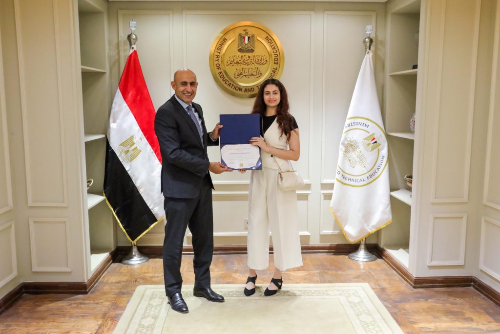 وزير التعليم يكرم أوائل مدارس النيل المصرية الدولية