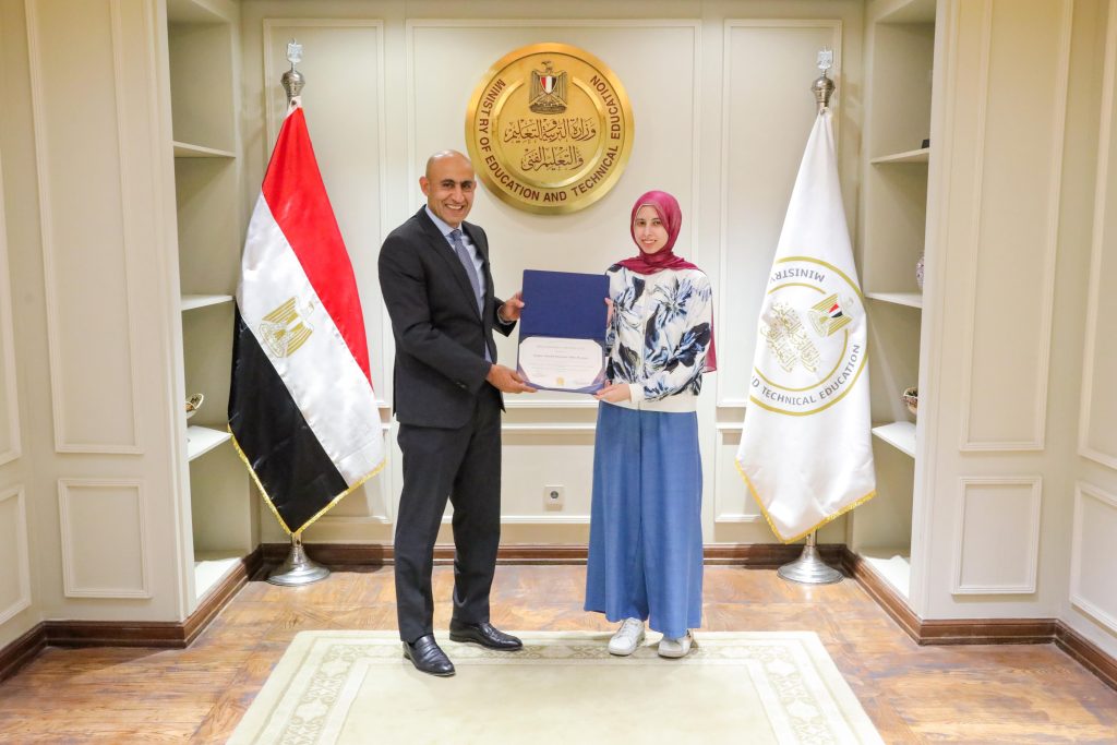 وزير التعليم يكرم أوائل مدارس النيل المصرية الدولية