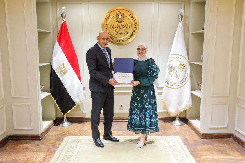 وزير التعليم يكرم أوائل مدارس النيل المصرية الدولية